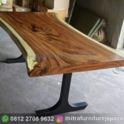 Meja Kayu Trembesi Model Live Edge